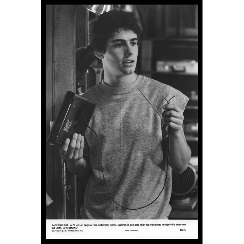 GREMLINS Photo de presse N5 20x25 - 1984 - Zach Galligan, walkman