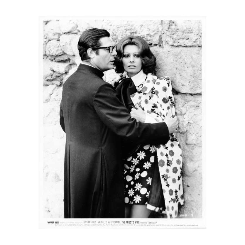 LA FEMME DU PRETRE Photo de presse N10 20x25 cm - 1970 - Marcello Mastroianni, Sophia Loren, Dino Risi