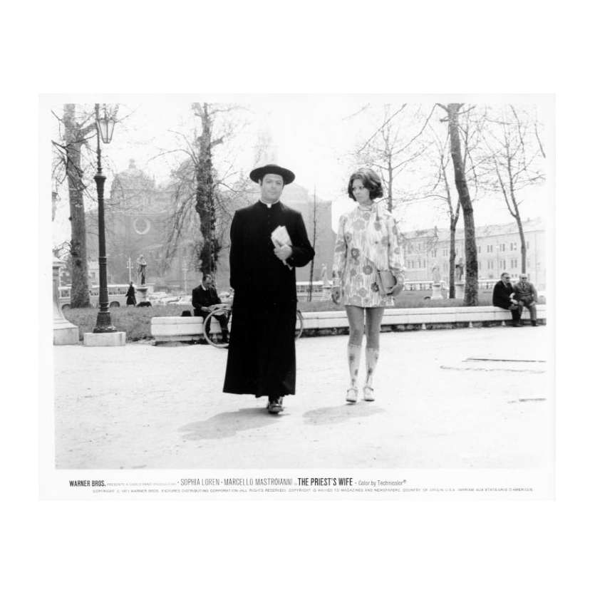 LA FEMME DU PRETRE Photo de presse N05 20x25 cm - 1970 - Marcello Mastroianni, Sophia Loren, Dino Risi