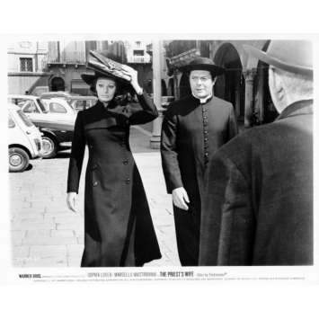 LA FEMME DU PRETRE Photo de presse N01 20x25 cm - 1970 - Marcello Mastroianni, Sophia Loren, Dino Risi LA FEMME DU PRETRE Photo de presse N01 20x25 cm - 1970 - Marcello Mastroianni, Sophia Loren, Dino Risi