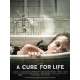 A CURE FOR LIFE Affiche de film 120x160 cm - 2017 - Jason Isaacs, Gore Verbinski