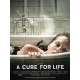 A CURE FOR LIFE Affiche de film 120x160 cm -  2017 - Jason Isaacs, Gore Verbinski