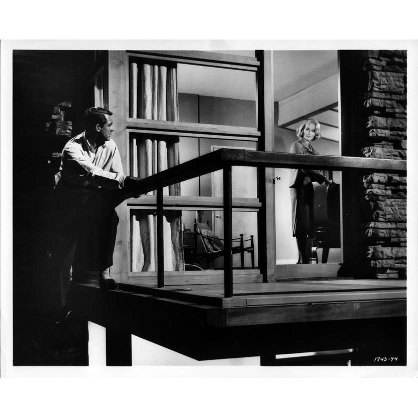 LA MORT AUX TROUSSES Photo de presse N05 - 20x25 cm. - 1959 - Cary Grant, Alfred Hitchcock