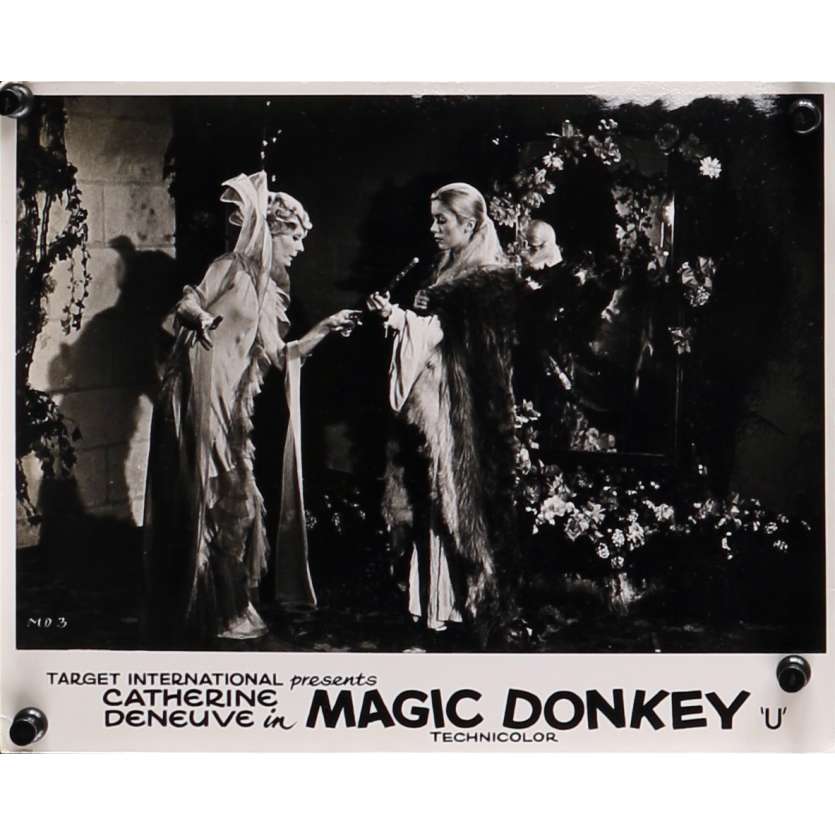 DONKEY SKIN Original Lobby Card N05 - 8x10 in. - 1970 - Jacques Demy, Catherine Deneuve