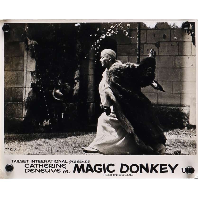 DONKEY SKIN Original Lobby Card N04 - 8x10 in. - 1970 - Jacques Demy, Catherine Deneuve