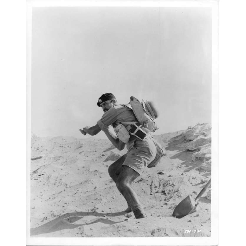 LA COLLINE DES HOMMES PERDUS Photo de presse N02 - 20x25 cm. - 1965 - Sean Connery, Sidney Lumet