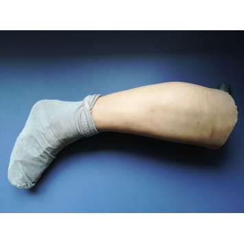 IL FAUT SAUVER LE SOLDAT RYAN Fausse jambe utilisée dans le film - 1998 - Steven Spielberg, Production-used Prop IL FAUT SAUVER LE SOLDAT RYAN Fausse jambe utilisée dans le film - 1998 - Steven Spielberg, Production-used Prop