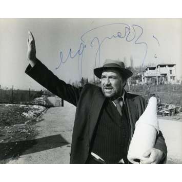 LA TRAGEDIE D'UN HOMME RIDICULE Photo signée par Ugo Tognazzi - 18x24 cm. - 1981 LA TRAGEDIE D'UN HOMME RIDICULE Photo signée par Ugo Tognazzi - 18x24 cm. - 1981