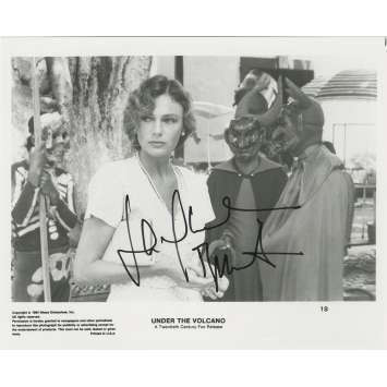 AU DESSOUS DU VOLCAN Photo de presse US signée par JACQUELINE BISSET - 20x25 cm. - 1984