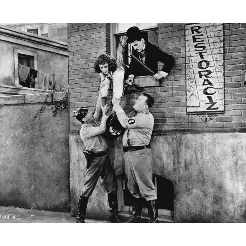 LE DICTATEUR Photo de presse P-38-6 - 20x25 cm. - 1940 - Paulette Goddard, Charles Chaplin