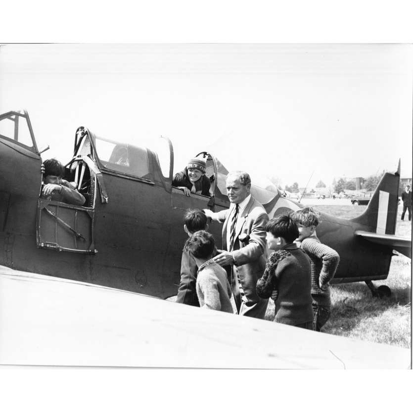LA BATAILLE D'ANGLETERRE Photo de presse - 20x25 cm. - 1944 - Douglas Bader, Frank Capra
