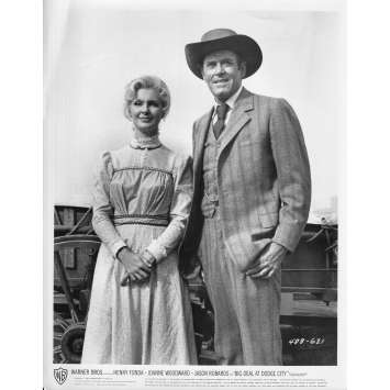 GROS COUP A DODGE CITY Photo de presse N631 - 20x25 cm. - 1966 - Henry Fonda, Joanne Woodward, Fielder Cook