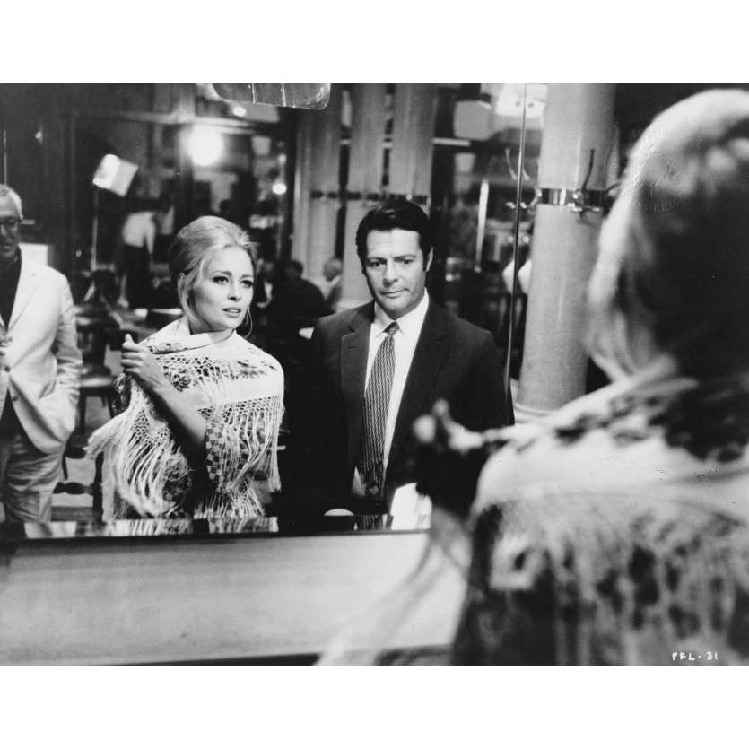 A PLACE FOR LOVERS Original Movie Still PFL-31 - 8x10 in. - 1968 - Vittorio De Sica, Marcello Mastroianni, Faye Dunaway