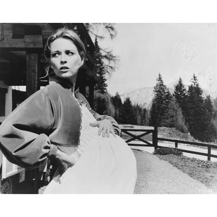 A PLACE FOR LOVERS Original Movie Still PFL-56 - 8x10 in. - 1968 - Vittorio De Sica, Marcello Mastroianni, Faye Dunaway
