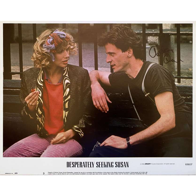 RECHERCHE SUSAN DESESPEREMENT Photo signée par Aidan Quinn- 28x36 cm. - 1985 - Rosanna Arquette