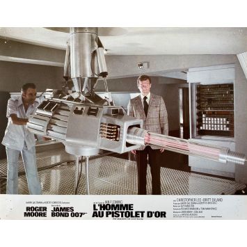 L'HOMME AU PISTOLET D'OR Photo de film N01 - 21x30 cm. - 1977 - Roger Moore, James Bond