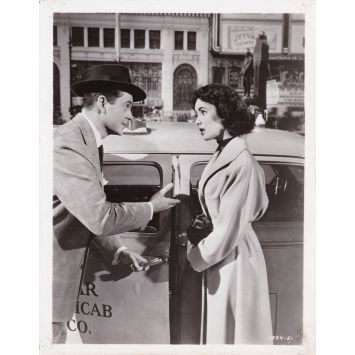 LOVE IS BETTER THAN EVER Photo de presse 1524-51 - 20x25 cm. - 1952 - Elizabeth Taylor, Stanley Donen