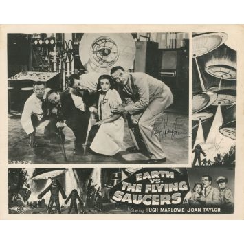 EARTH VS. THE FLYING SAUCERS Lobby Card signed par Ray Harryhausen- 8x10 in. - 1956/R1960 - COA