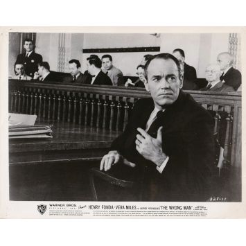 LE FAUX COUPABLE Photo de presse 828-11 - 20x25 cm. - 1956 - Henry Fonda, Vera Miles, Alfred Hitchcock