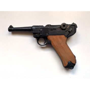 ALL QUIET ON THE WESTERN FRONT Production-used German P8 Pistol - Movie Prop - 2022 - Edward Berger, Felix Kammerer ALL QUIET ON THE WESTERN FRONT Production-used German P8 Pistol - Movie Prop - 2022 - Edward Berger, Felix Kammerer