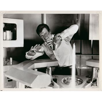 L'HOMME AU PISTOLET D'OR Photo de presse GG-3 - 20x25 cm. - 1977 - Roger Moore, James Bond