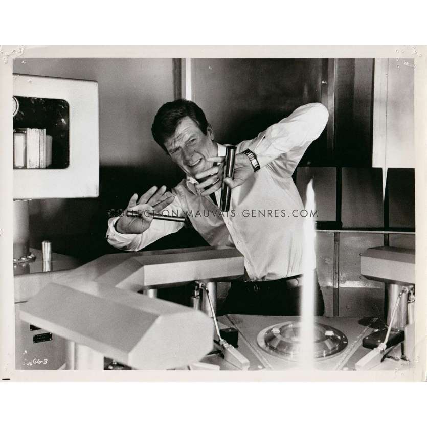 L'HOMME AU PISTOLET D'OR Photo de presse GG-3 - 20x25 cm. - 1977 - Roger Moore, James Bond