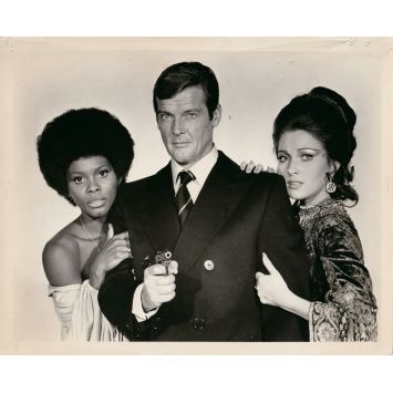 VIVRE ET LAISSER MOURIR Photo de presse LD-1 - 20x25 cm. - 1973 - Roger Moore, James Bond