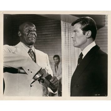 VIVRE ET LAISSER MOURIR Photo de presse LD-25 - 20x25 cm. - 1973 - Roger Moore, James Bond