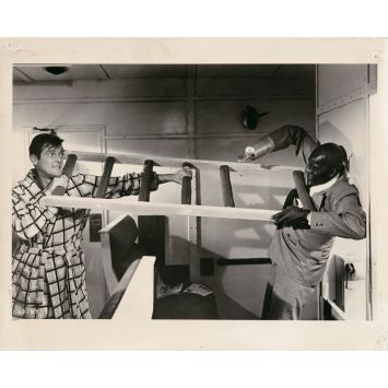 VIVRE ET LAISSER MOURIR Photo de presse LD-37 - 20x25 cm. - 1973 - Roger Moore, James Bond