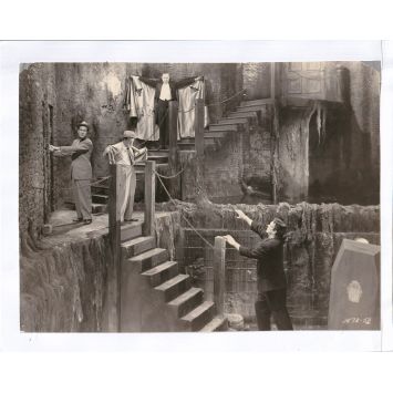 DEUX NIGAUDS CONTRE FRANKENSTEIN Photo de presse 1572-50 - 20x25 cm. - 1948 - Bud Abbott, Lou Costello