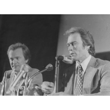 CLINT EASTWOOD ET PHILIPPE LABRO Photo de presse- 18x24 cm. - 1980 - Philippe Labro, Clint Eastwood