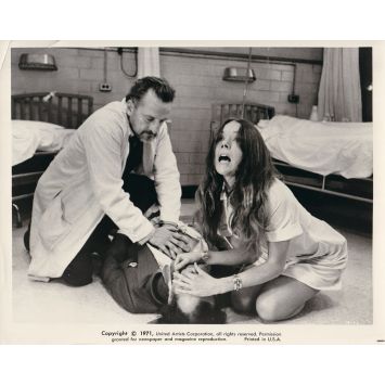 L'HOPITAL Photo de presse H-12 - 20x25 cm. - 1971 - Arthur Hiller, Diana Rigg