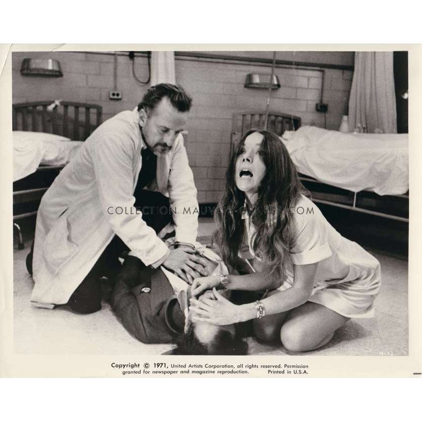 L'HOPITAL Photo de presse H-12 - 20x25 cm. - 1971 - Arthur Hiller, Diana Rigg