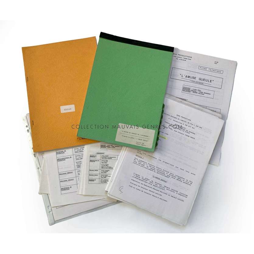 A GAUCHE EN SORTANT DE L'ASCENSEUR Bible de production français- 21x30 cm. - 1988 - Pierre Richard, Edouard Molinaro