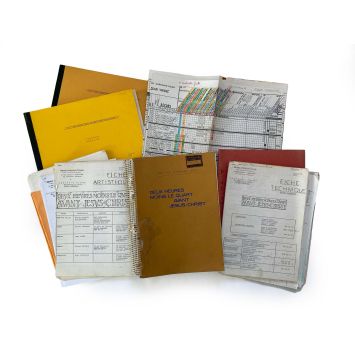 DEUX HEURES MOINS LE QUART AVANT JESUS CHRIST Scénario français- 21x30 cm. - 1982 - Coluche, Jean Yanne