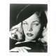 LAUREN BACALL Photo signée 20x25 '90s Signed Still
